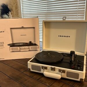 Like New Crowley Cruiser Deluxe 3 speed turntable record player